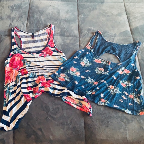 2 pack, crop tops. - Picture 1 of 12